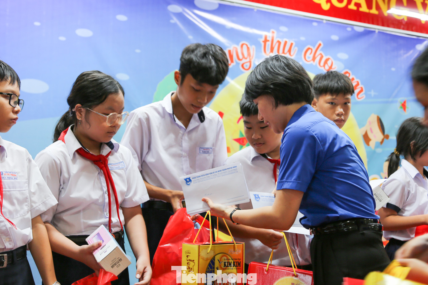 Cũng trong dịp này, Thành Đoàn – Hội đồng Đội TP. Đà Nẵng phối hợp với Hội Từ thiện và Bảo vệ quyền trẻ em TP. Đà Nẵng phối hợp tổ chức chương trình “Lồng đèn thắp sáng ước mơ” cho 100 con em ngư dân có hoàn cảnh khó khăn trên địa bàn.