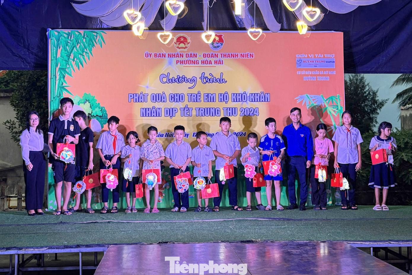 Năm nay, Đoàn phường Hòa Hải (quận Ngũ Hành Sơn) mang Trung thu cho em đến với các em thiếu nhi có hoàn cảnh khó khăn, trẻ khuyết tật trên địa bàn. Các em nhỏ được xem múa lân sư rồng, xem chị Hằng – chú Cuội múa hát…