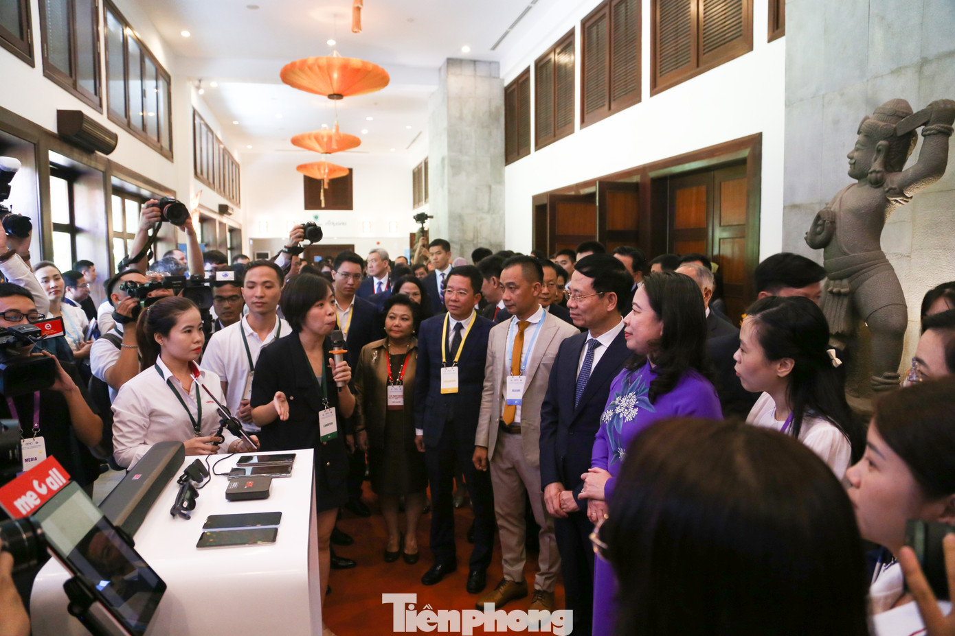 Phó Chủ tịch nước Võ Thị Ánh Xuân, Bộ trưởng Bộ TT&TT Nguyễn Mạnh Hùng cùng đại biểu các nước tham quan triển lãm công nghệ mới của các doanh nghiệp hàng đầu trong nước Phó Chủ tịch nước Võ Thị Ánh Xuân, Bộ trưởng Bộ TT&TT Nguyễn Mạnh Hùng cùng đại biểu các nước tham quan triển lãm công nghệ mới của các doanh nghiệp hàng đầu trong nước