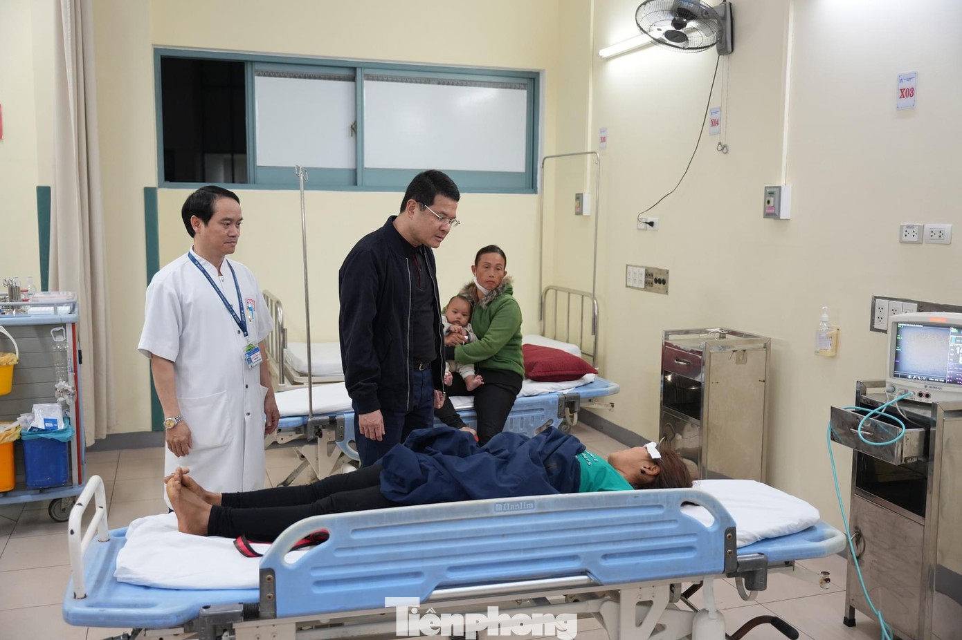 Phó Chủ tịch UBND tỉnh Thừa Thiên- Huế Hoàng Hải Minh đã đến thăm và động viên tinh thần các nạn nhân tại Bệnh viện trung ương Huế cơ sở 2