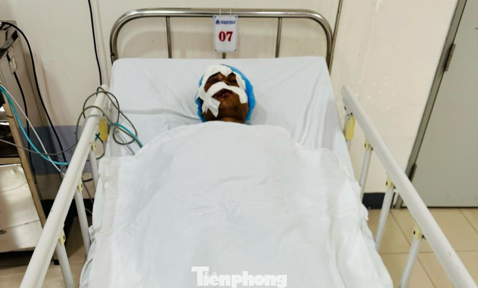 Anh Cụt Văn Xuân (32 tuổi) đang được điều trị tại bệnh viện