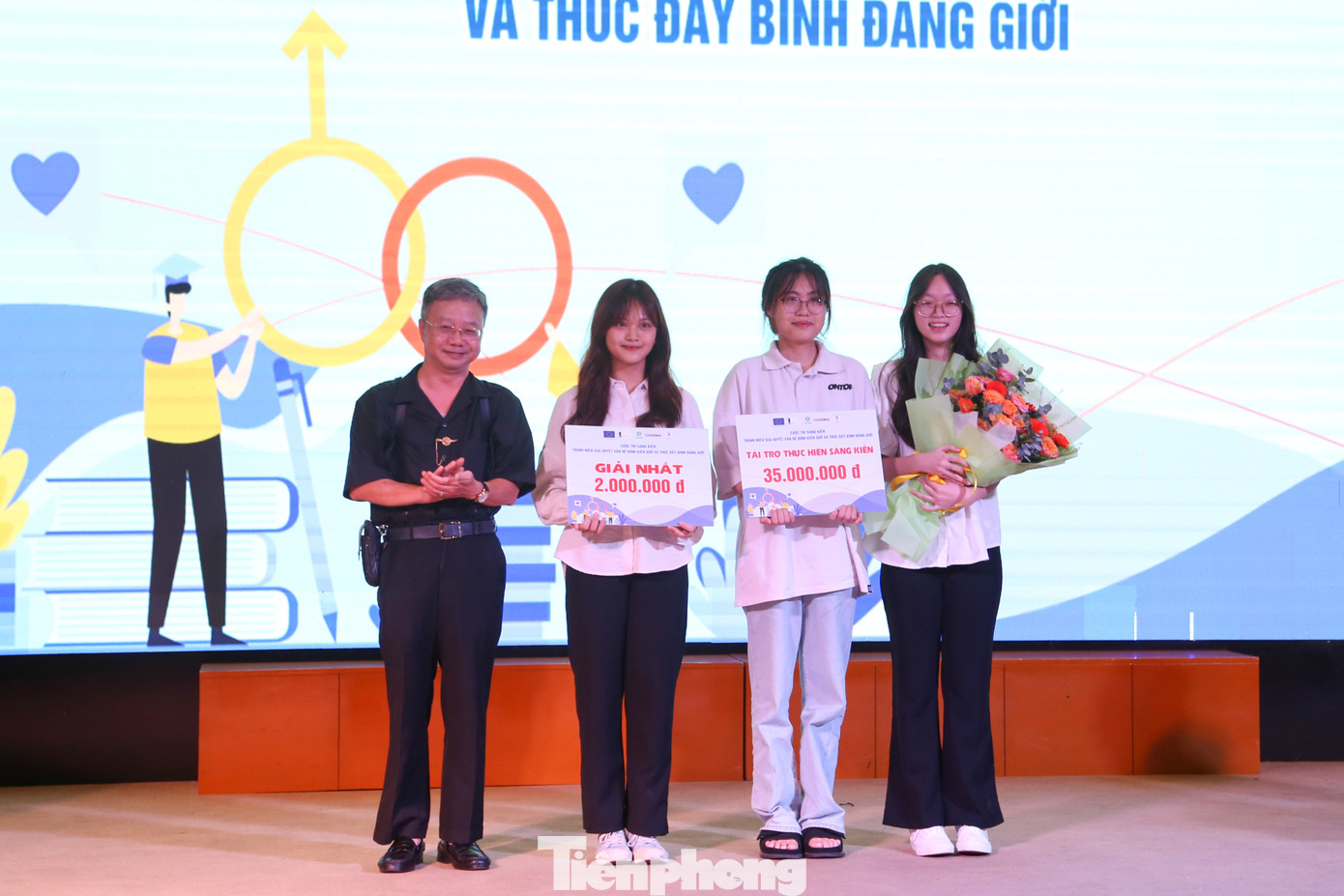 BTC trao giải nhất cho nhóm dự án “Seesaw” of Balance (ĐH Sư phạm - ĐH Đà Nẵng)