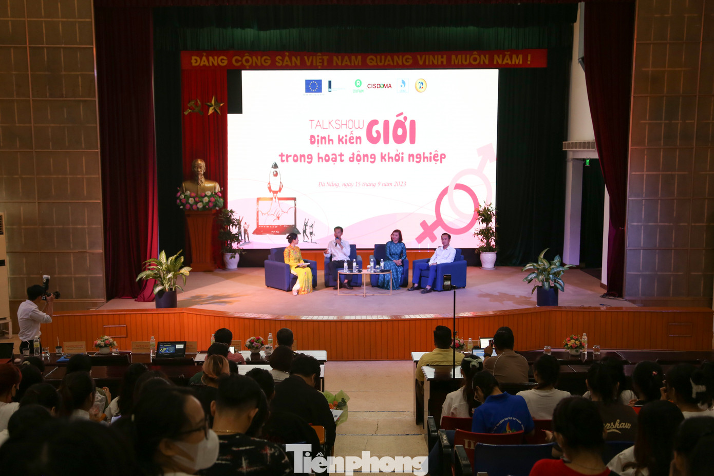 Các chuyên gia chia sẻ về định kiến giới trong khởi nghiệp. Ảnh: Giang Thanh