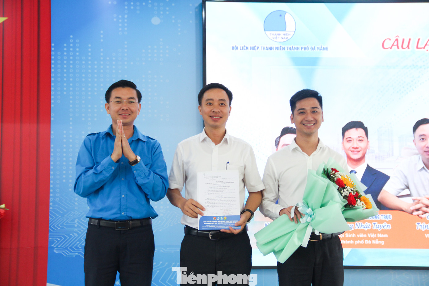 Anh Nguyễn Bá Duân - Phó Bí thư Thành Đoàn, Chủ tịch Hội LHTN Đà Nẵng trao quyết định thành lập CLB Sách đồng hành. Ảnh: Giang Thanh Anh Nguyễn Bá Duân - Phó Bí thư Thành Đoàn, Chủ tịch Hội LHTN Đà Nẵng trao quyết định thành lập CLB Sách đồng hành. Ảnh: Giang Thanh