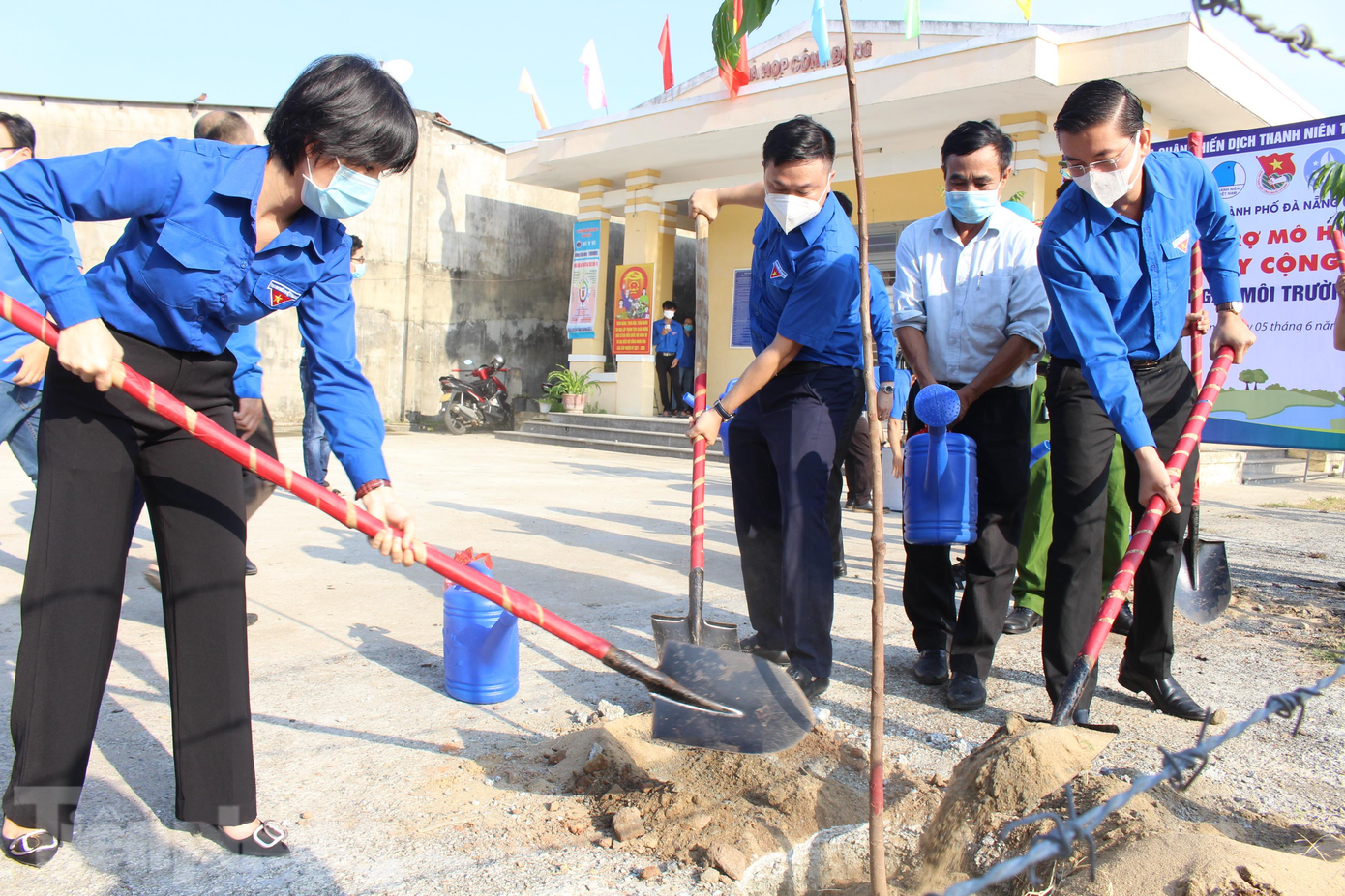 Thành Đoàn tổ chức thực hiện mô hình "Vườn cây cộng đồng” tại quận Cẩm Lệ với trị giá 10 triệu đồng. Ảnh: Giang Thanh Thành Đoàn tổ chức thực hiện mô hình "Vườn cây cộng đồng” tại quận Cẩm Lệ với trị giá 10 triệu đồng. Ảnh: Giang Thanh