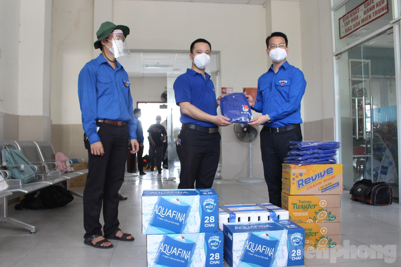 Bí thư Thành Đoàn Nguyễn Mạnh Dũng (bìa trái) thăm và tặng quà cho đội hình thanh niên tình nguyện tại chốt kiểm soát dịch ở Ga Đà Nẵng. Ảnh: Giang Thanh Bí thư Thành Đoàn Nguyễn Mạnh Dũng (bìa trái) thăm và tặng quà cho đội hình thanh niên tình nguyện tại chốt kiểm soát dịch ở Ga Đà Nẵng. Ảnh: Giang Thanh