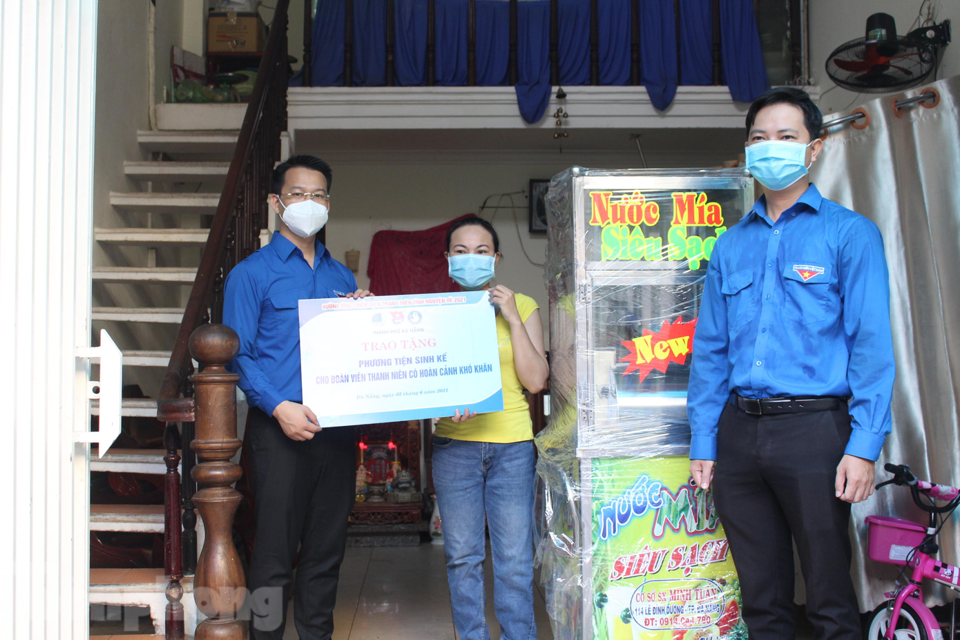 Chị Lê Thị Thu Thuỷ (phường Thạc Gián, quận Thanh Khê) được hỗ trợ một máy nước mía trị giá 5,6 triệu đồng để làm kinh tế. Ảnh: Giang Thanh Chị Lê Thị Thu Thuỷ (phường Thạc Gián, quận Thanh Khê) được hỗ trợ một máy nước mía trị giá 5,6 triệu đồng để làm kinh tế. Ảnh: Giang Thanh