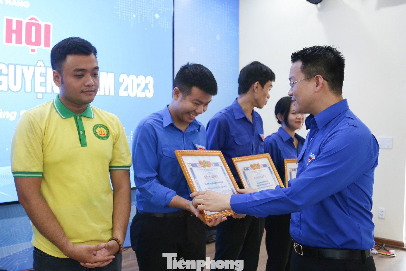 BTC tặng quà cho người khuyết tật có hoàn cảnh khó khăn và tuyên dương các CLB, Đội, Nhóm tình nguyện trên địa bàn