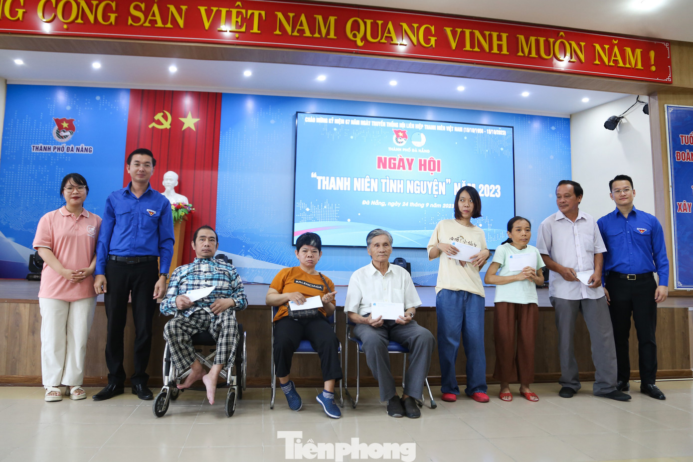 BTC tặng quà cho người khuyết tật có hoàn cảnh khó khăn và tuyên dương các CLB, Đội, Nhóm tình nguyện trên địa bàn