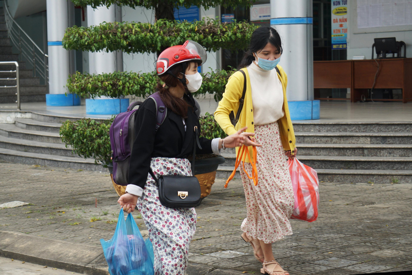 Còn theo anh Lê Đình Tuấn Anh (nhân viên nhà xe chạy tuyến Thái Bình - Đà Nẵng), dịp Tết này, nhà xe chỉ chạy 5 chuyến/ngày, ít hơn cả số chuyến chạy ngày thường vào thời điểm trước dịch. &quot;Hiện, người dân cũng e ngại việc di chuyển, nhiều người cũng quyết định ở lại Đà Nẵng ăn Tết nên lượng khách dự kiến giảm 60%&quot;, anh Tuấn Anh nói.