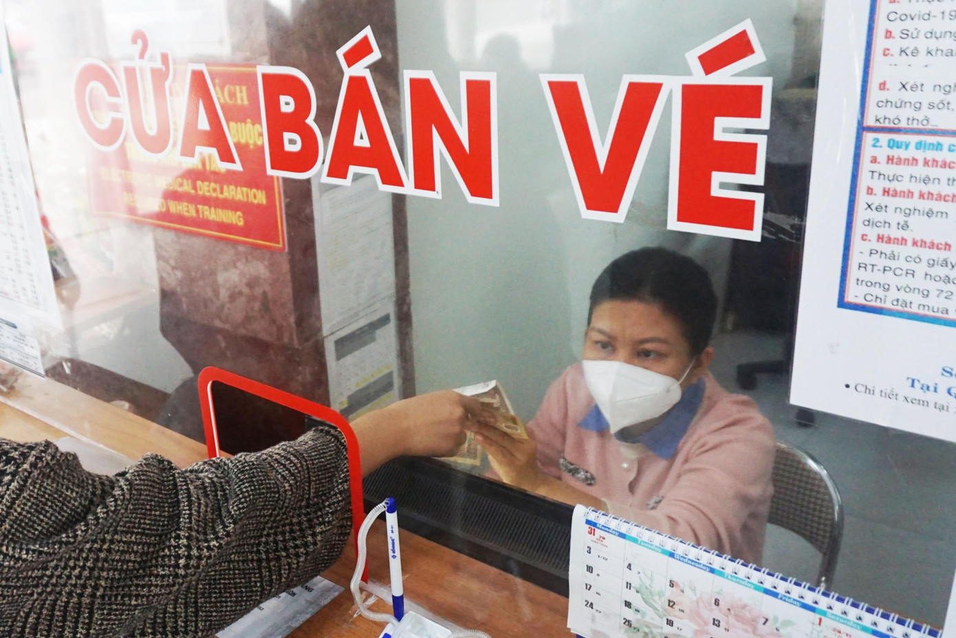 &quot;Đa phần người dân vẫn có tâm lý phân vân giữa việc về hay ở. Nhiều khách chỉ đến hỏi thông tin chuyến tàu cũng như giá vé chứ chưa quyết định mua vì còn chờ nghe ngóng thông tin về quy định phòng chống dịch ở quê, cũng như tình hình dịch bệnh ở Đà Nẵng&quot;, bà Tuyến nói.