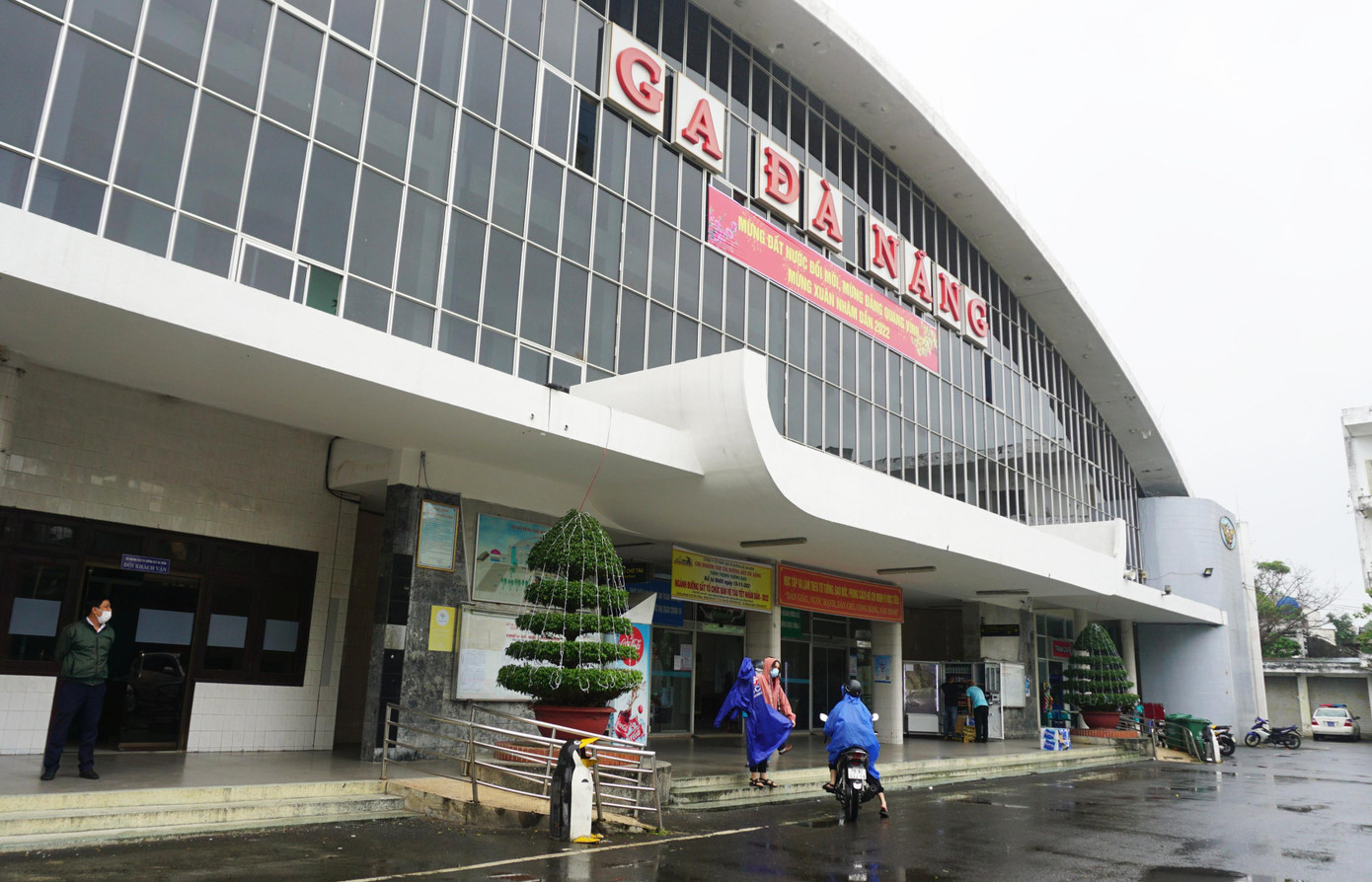 Tại Ga Đà Nẵng, tình hình cũng không khá hơn. Lượng khách mua vé, khách đi tàu khá thưa thớt.