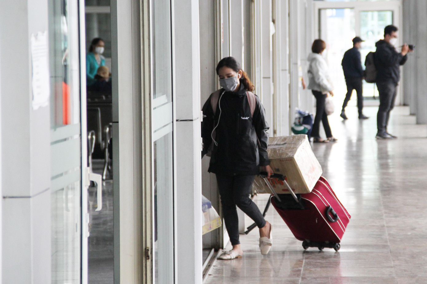 &quot;Hơn 10 năm làm việc ở Đà Nẵng, chưa năm nào tôi thấy bến xe đìu hiu như thế này vào dịp Tết Nguyên đán. Những năm trước, nếu quá bận rộn, tôi có thể gọi điện hoặc đặt mua vé xe online. Năm nay, tôi phải lên tận bến xe để tìm mua nhưng cũng không có quá nhiều nhà xe để chọn&quot;, anh Khánh kể.