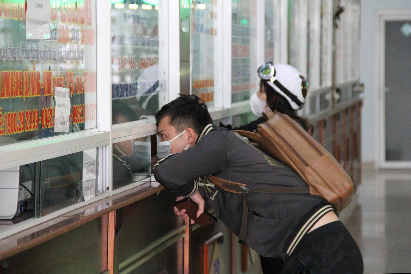 Theo ông Phạm Lợi, Tổng Giám đốc Công ty Cổ phần Vận tải và Quản lý Bến xe Đà Nẵng, năm nay, lượng khách mua vé Tết chỉ bằng 30% so với mọi năm, nhiều nhà xe chỉ hoạt động cầm chừng. "Chúng tôi cũng đã lên phương án phòng chống dịch và phục vụ người dân dịp Tết Nguyên đán. Dự kiến, những ngày cận Tết, lượng khách mua vé sẽ đạt 50% so với năm trước", ông Lợi nói.