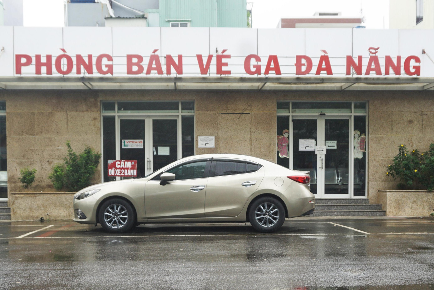 Vì nhu cầu mua vé tàu Tết của người dân không nhiều, ga Đà Nẵng phải tạm đóng cửa 4 quầy bán vé, chỉ mở cửa 2 quầy để phục vụ khách hàng.