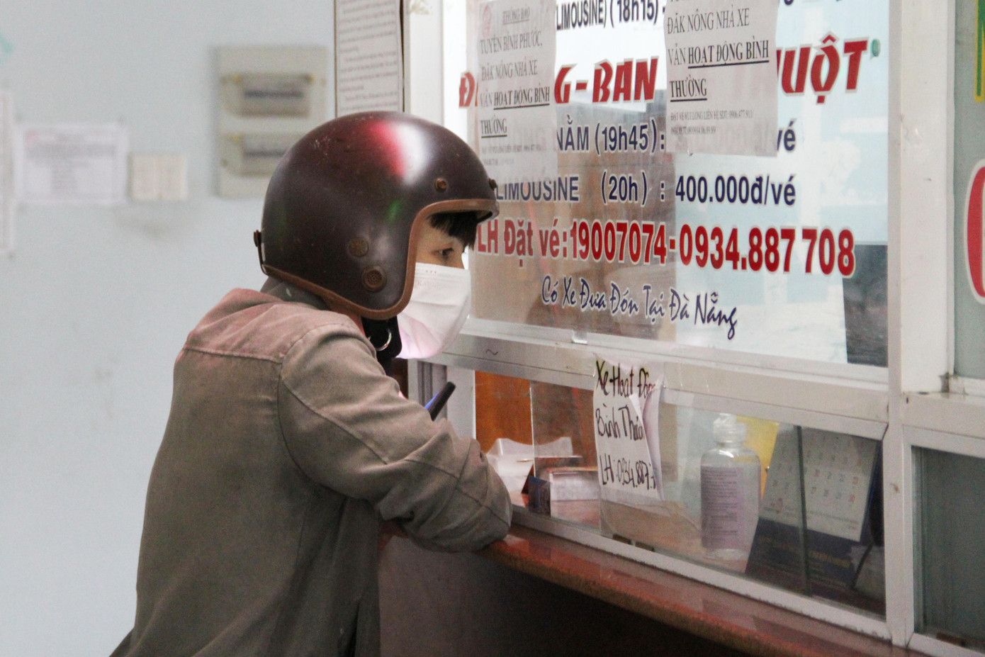 Anh Trần Khánh (SN 1993, quê ở Đắk Lắk) dự định cùng vợ con về quê ăn Tết vào ngày 29/1 (tức 27 tháng Chạp âm lịch). Tuy nhiên, anh Khánh cũng không có nhiều lựa chọn khi các nhà xe vẫn dè dặt chưa hoạt động trở lại.