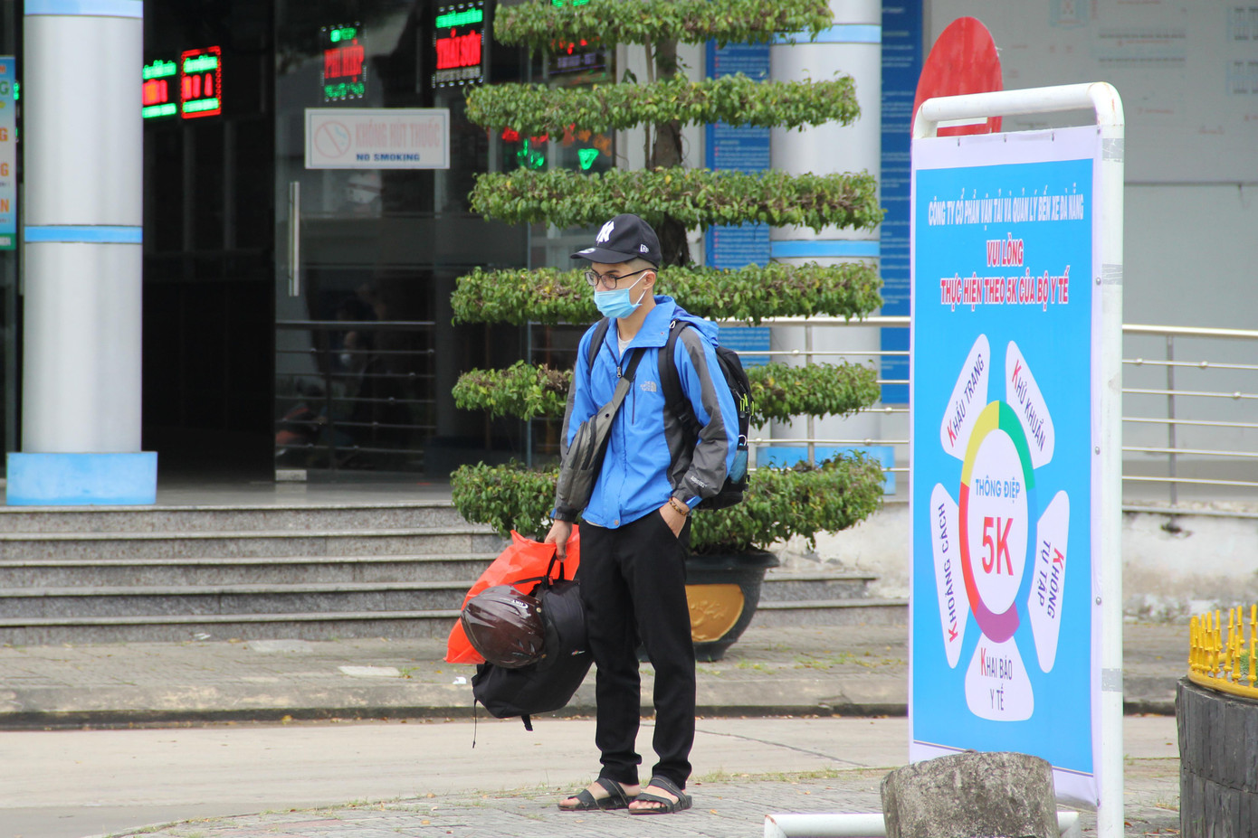 Theo một chủ nhà xe chạy tuyến Quảng Bình - Đà Nẵng, năm nay, đến 20 âm lịch, nhà xe này mới mở bán vé Tết. Hiện, ngày thường, nhà xe chỉ duy trì một xe 4 chỗ, một xe 7 chỗ chở khách và một xe tải chở hàng hóa. &quot;Chúng tôi sẽ chạy lại xe giường nằm để phục vụ khách vào những ngày cận Tết Nguyên đán. Số chuyến cũng giảm chỉ còn 2 chuyến/ngày, bằng 1/4 so với mọi năm. Năm nay, giá vé xe Tết cũng thấp hơn so với năm trước, cũng coi như hỗ trợ bà con sau 1 năm khó khăn vì dịch bệnh&quot;, chủ nhà xe này cho hay.