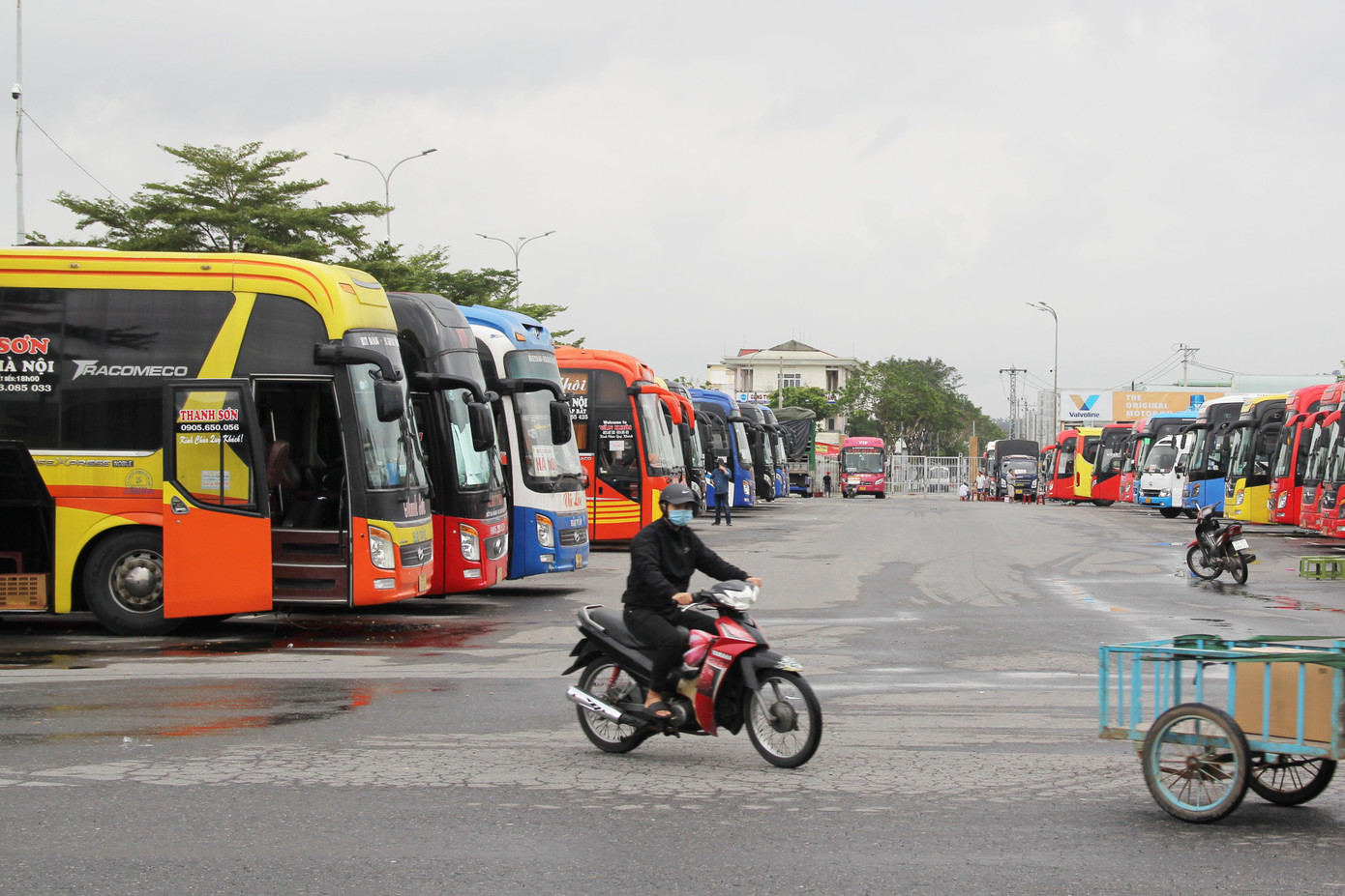 Chỉ còn hơn 10 ngày nữa là đến đến kỳ nghỉ Tết Nguyên đán, tuy nhiên, bến xe Trung tâm Đà Nẵng vẫn đìu hiu, vắng vẻ. Trái ngược với khung cảnh chen chúc, nhộn nhịp mọi năm, lượng khách đến bến xe mua vé Tết rất ít.