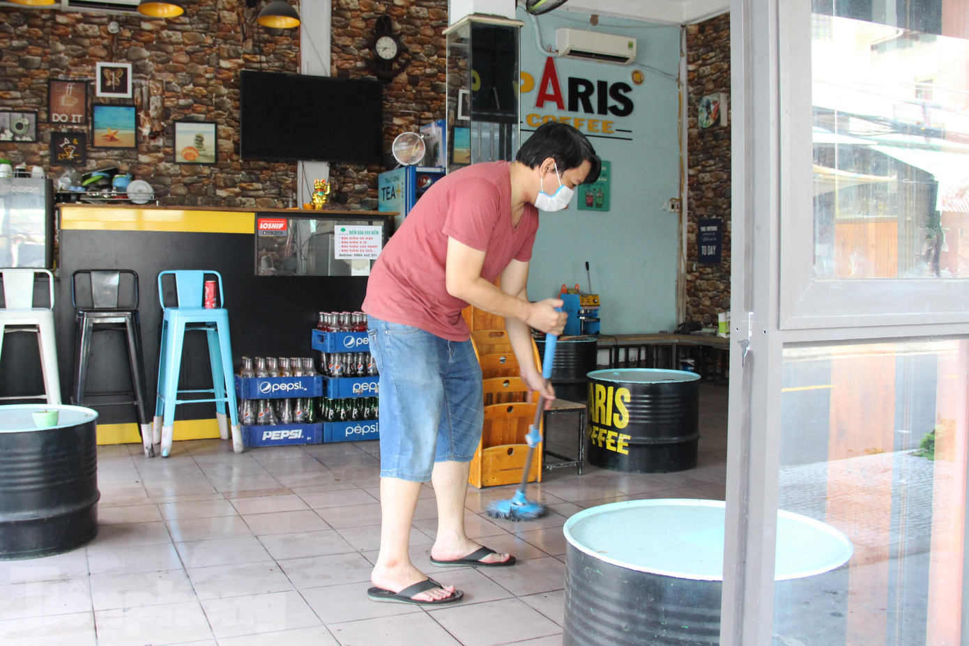 Hiện, các hoạt động kinh doanh ăn uống tại chỗ vẫn tiếp tục tạm dừng. Hiện, các hoạt động kinh doanh ăn uống tại chỗ vẫn tiếp tục tạm dừng.