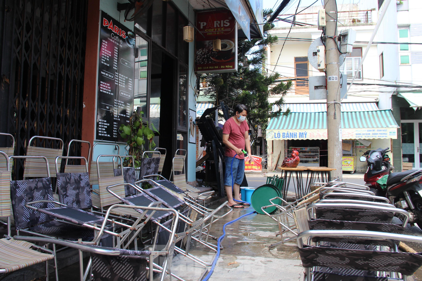 Trong sáng nay, các quán cà phê, quán ăn trên địa bàn các phường thuộc vùng vàng ở quận Hải Châu, Liên Chiểu... cũng tiến hành dọn dẹp, vệ sinh bàn ghế để chuẩn bị mở bán mang về sau thời gian dài "đóng cửa cài then". Trong sáng nay, các quán cà phê, quán ăn trên địa bàn các phường thuộc vùng vàng ở quận Hải Châu, Liên Chiểu... cũng tiến hành dọn dẹp, vệ sinh bàn ghế để chuẩn bị mở bán mang về sau thời gian dài "đóng cửa cài then".