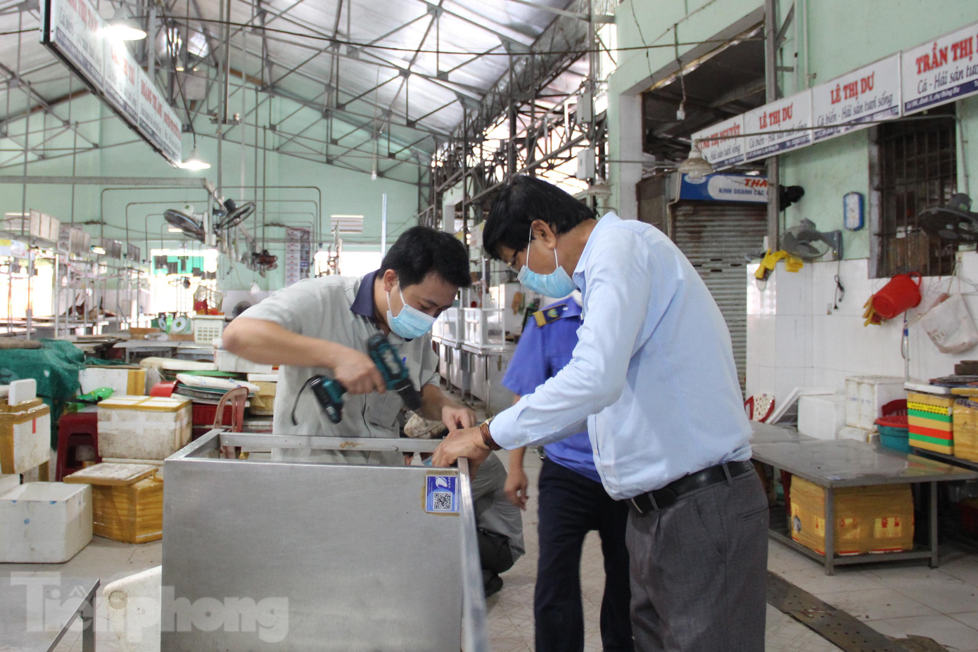 Theo ông Nguyễn Công An - Trưởng BQL Chợ Đống Đa, khoảng 300 tiểu thương sẽ được bán hàng mỗi ngày, đảm bảo 50% tiểu thương theo quy định của UBND TP Đà Nẵng. "Các tiểu thương sẽ được phân chia bán ngày chẵn - ngày lẻ theo số lô. Tiểu thương phải thực hiện khai báo y tế, quét mã QR để vào chợ kinh doanh. Tất cả tiểu thương của chợ đều được tiêm ít nhất 1 mũi vắc xin và được yêu cầu đeo khẩu trang, kính chống giọt bắn 100% khi vào chợ", ông An nói. Theo ông Nguyễn Công An - Trưởng BQL Chợ Đống Đa, khoảng 300 tiểu thương sẽ được bán hàng mỗi ngày, đảm bảo 50% tiểu thương theo quy định của UBND TP Đà Nẵng. "Các tiểu thương sẽ được phân chia bán ngày chẵn - ngày lẻ theo số lô. Tiểu thương phải thực hiện khai báo y tế, quét mã QR để vào chợ kinh doanh. Tất cả tiểu thương của chợ đều được tiêm ít nhất 1 mũi vắc xin và được yêu cầu đeo khẩu trang, kính chống giọt bắn 100% khi vào chợ", ông An nói.