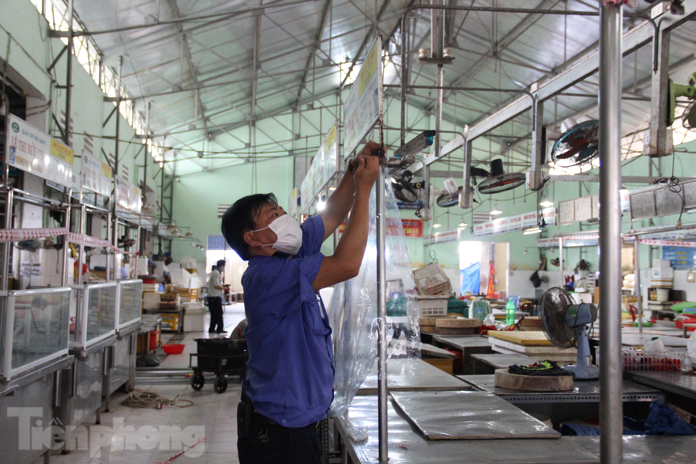 Trong sáng nay, một vài tiểu thương chợ đến dọn dẹp các quầy hàng, kiot để chuẩn bị đón khách. Chị Lê Thị Tường Vân (tiểu thương quầy hàng gia vị) cho hay: "Được bán hàng trở lại, tôi rất vui. Bản thân tôi đã tiêm vắc xin đầy đủ, ngoài ra ban quản lý chợ lại thực hiện nghiêm các biện pháp để đảm bảo an toàn lúc mua bán, nên tôi cũng an tâm phần nào", chị Vân nói. Trong sáng nay, một vài tiểu thương chợ đến dọn dẹp các quầy hàng, kiot để chuẩn bị đón khách. Chị Lê Thị Tường Vân (tiểu thương quầy hàng gia vị) cho hay: "Được bán hàng trở lại, tôi rất vui. Bản thân tôi đã tiêm vắc xin đầy đủ, ngoài ra ban quản lý chợ lại thực hiện nghiêm các biện pháp để đảm bảo an toàn lúc mua bán, nên tôi cũng an tâm phần nào", chị Vân nói.