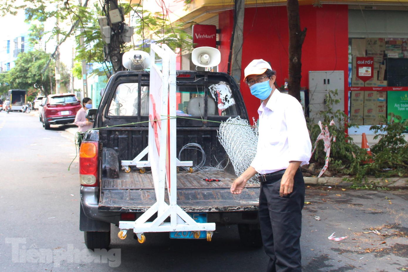 Cũng trong sáng nay, các chốt kiểm soát ở các kiệt, hẻm, đường nhỏ... trên địa bàn đã được lực lượng chức năng tháo dỡ để đảm bảo cho người dân lưu thông sau khi thành phố nới lỏng các quy định phòng chống dịch bệnh. Cũng trong sáng nay, các chốt kiểm soát ở các kiệt, hẻm, đường nhỏ... trên địa bàn đã được lực lượng chức năng tháo dỡ để đảm bảo cho người dân lưu thông sau khi thành phố nới lỏng các quy định phòng chống dịch bệnh.