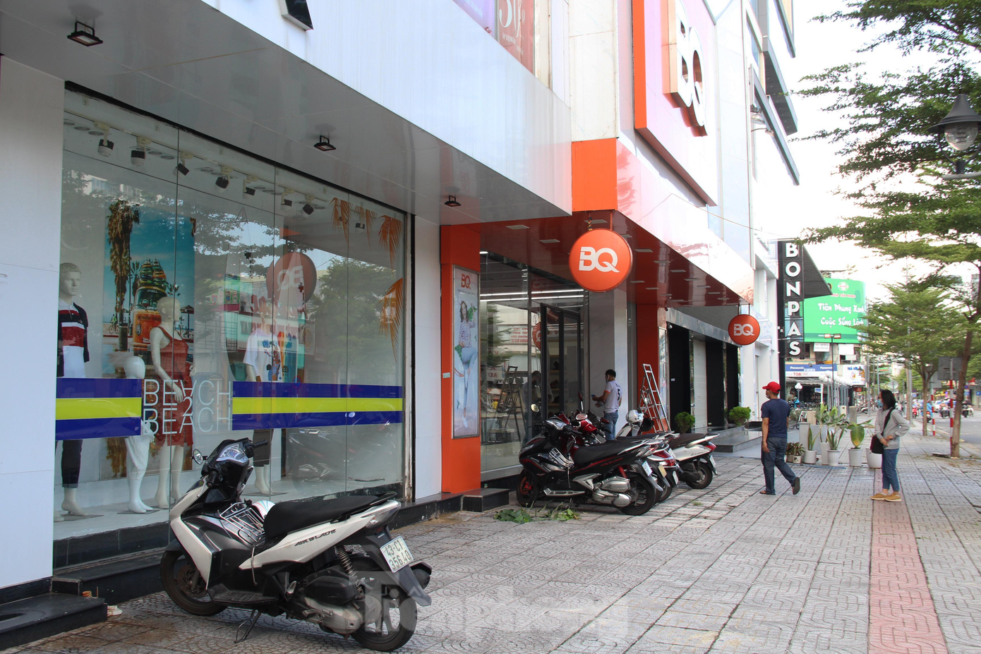 Sáng 29/9, để chuẩn bị cho việc kinh doanh trở lại, nhân viên tại các cửa hàng, quán ăn, tiệm cà phê... trên địa bàn Đà Nẵng tất bật tổng vệ sinh và chuẩn bị quy trình mua bán 5K theo các yêu cầu phòng dịch của UBND TP Đà Nẵng. Sáng 29/9, để chuẩn bị cho việc kinh doanh trở lại, nhân viên tại các cửa hàng, quán ăn, tiệm cà phê... trên địa bàn Đà Nẵng tất bật tổng vệ sinh và chuẩn bị quy trình mua bán 5K theo các yêu cầu phòng dịch của UBND TP Đà Nẵng.