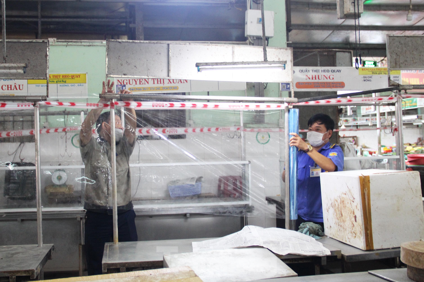 Sau thời gian dài tạm dừng vì có ca mắc COVID-19, chợ Đống Đa sẽ hoạt động trở lại từ ngày 30/9. Ban quản lý chợ đã triển khai công tác lắp đặt tấm chắn giữa các quầy hàng, kiot để đảm bảo an toàn. Sau thời gian dài tạm dừng vì có ca mắc COVID-19, chợ Đống Đa sẽ hoạt động trở lại từ ngày 30/9. Ban quản lý chợ đã triển khai công tác lắp đặt tấm chắn giữa các quầy hàng, kiot để đảm bảo an toàn.