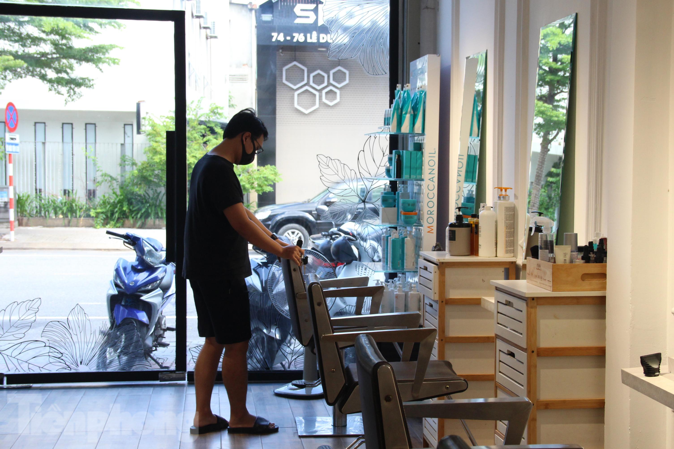 Để đáp ứng các quy định của UBND TP Đà Nẵng, anh Nguyễn Quốc Anh (chủ salon tóc ở phường Hải Châu 1, quận Hải Châu) hướng dẫn khách hàng đặt lịch hẹn làm tóc theo khung giờ qua zalo hoặc số điện thoại. "Hiện, chỉ khoảng 30% nhân viên trong quán còn ở Đà Nẵng, các bạn khác đã về quê từ trước nên salon đang gặp chút khó khăn về nhân lực. Nhưng được hoạt động trở lại là mừng rồi, có khó mấy cũng xoay xở được", anh Quốc Anh nói. Để đáp ứng các quy định của UBND TP Đà Nẵng, anh Nguyễn Quốc Anh (chủ salon tóc ở phường Hải Châu 1, quận Hải Châu) hướng dẫn khách hàng đặt lịch hẹn làm tóc theo khung giờ qua zalo hoặc số điện thoại. "Hiện, chỉ khoảng 30% nhân viên trong quán còn ở Đà Nẵng, các bạn khác đã về quê từ trước nên salon đang gặp chút khó khăn về nhân lực. Nhưng được hoạt động trở lại là mừng rồi, có khó mấy cũng xoay xở được", anh Quốc Anh nói.