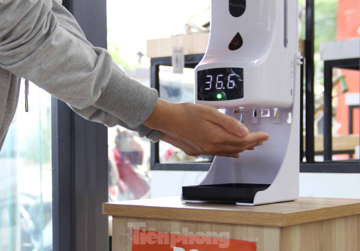 Theo ông Nguyễn Xuân Hiếu - Trưởng phòng Kinh doanh một công ty giày dép cho biết đã thiết lập quy trình mua bán 5K tại tất cả các hệ thống cửa hàng. “Toàn bộ nhân viên đã được tiêm ít nhất 1 mũi vắc xin nhưng khách sẽ mua sắm theo quy trình hạn chế tiếp xúc tối đa với nhân viên. Khi tới cửa hàng, mọi người đều phải thực hiện khai báo y tế và lịch trình hằng ngày. Công ty cũng có những chính sách khuyến khích khách hàng thanh toán không chạm qua QR Code hoặc thẻ”, ông Hiếu nói. Theo ông Nguyễn Xuân Hiếu - Trưởng phòng Kinh doanh một công ty giày dép cho biết đã thiết lập quy trình mua bán 5K tại tất cả các hệ thống cửa hàng. “Toàn bộ nhân viên đã được tiêm ít nhất 1 mũi vắc xin nhưng khách sẽ mua sắm theo quy trình hạn chế tiếp xúc tối đa với nhân viên. Khi tới cửa hàng, mọi người đều phải thực hiện khai báo y tế và lịch trình hằng ngày. Công ty cũng có những chính sách khuyến khích khách hàng thanh toán không chạm qua QR Code hoặc thẻ”, ông Hiếu nói.