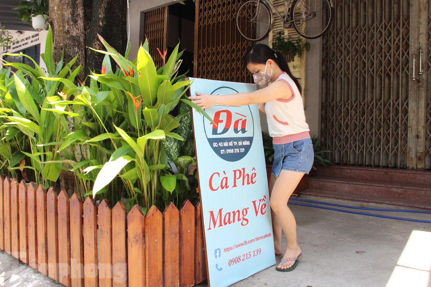 Chị Nguyễn Thị Nghĩa Thư, chủ quán cà phê trên đường Hải Hồ (phường Thanh Bình, quận Hải Châu), tranh thủ dọn dẹp lại quán và dựng bảng bán mang về chuẩn bị cho ngày mai. "Dù mới chỉ bán mang về nhưng ít nhất cũng có đồng vô đồng ra để duy trì hoạt động, trả tiền mặt bằng. Tôi sẽ tuân thủ nghiêm và hướng dẫn khách đảm bảo 5K khi đến mua hàng", chị Thư nói. Chị Nguyễn Thị Nghĩa Thư, chủ quán cà phê trên đường Hải Hồ (phường Thanh Bình, quận Hải Châu), tranh thủ dọn dẹp lại quán và dựng bảng bán mang về chuẩn bị cho ngày mai. "Dù mới chỉ bán mang về nhưng ít nhất cũng có đồng vô đồng ra để duy trì hoạt động, trả tiền mặt bằng. Tôi sẽ tuân thủ nghiêm và hướng dẫn khách đảm bảo 5K khi đến mua hàng", chị Thư nói.