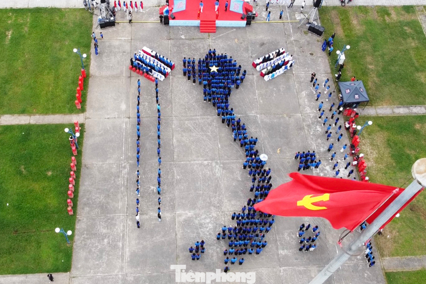 1000 đoàn viên thanh niên cùng xếp hình bản đồ Việt Nam
