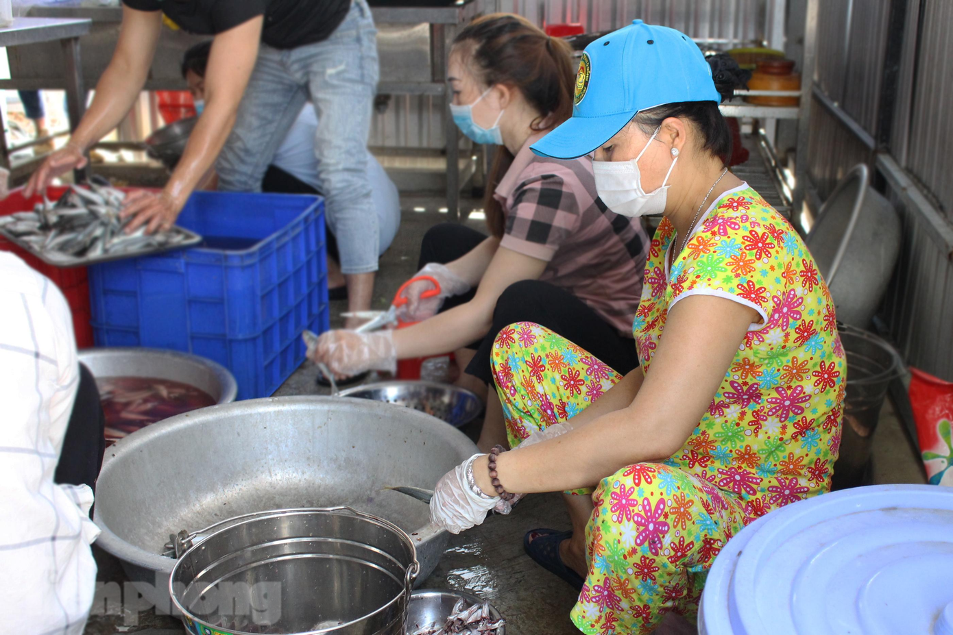 Sáng 19/7, bếp nhà hàng Rêu Việt (161 Chương Dương, quận Ngũ Hành Sơn, Đà Nẵng) đỏ lửa nhưng không phải để bán hàng mang đi cho khách như mọi ngày mà để kho cá gửi vào miền Nam. Ảnh: Giang Thanh