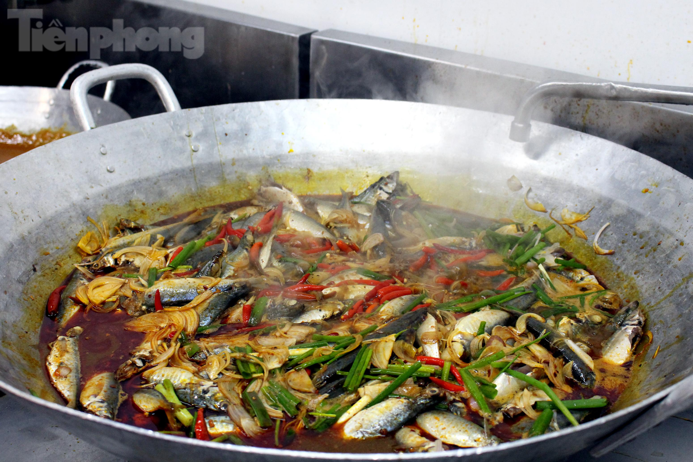 Ngoài 5 tấn cá tươi, CLB đã vận động được 300kg cá cơm khô, gạo, các loại củ, quả có thể để được lâu, gói 1.000 đòn bánh tét, làm ruốc sả… để ủng hộ TP Hồ Chí Minh. “Các loại đồ ăn chế biến sẽ như cá kho, ruốc sả, bánh tét… sẽ dành tặng cho những người vô gia cư, người lang thang vì họ không có điều kiện để nấu nướng. Các loại thực phẩm tươi sống sẽ tặng cho những khu trọ công nhân, xóm lao động nghèo… CLB cũng đã kết nối với đầu mối ở TP Hồ Chí Minh để chuyển những phần quà này đến với bà con”, anh Thanh nói.