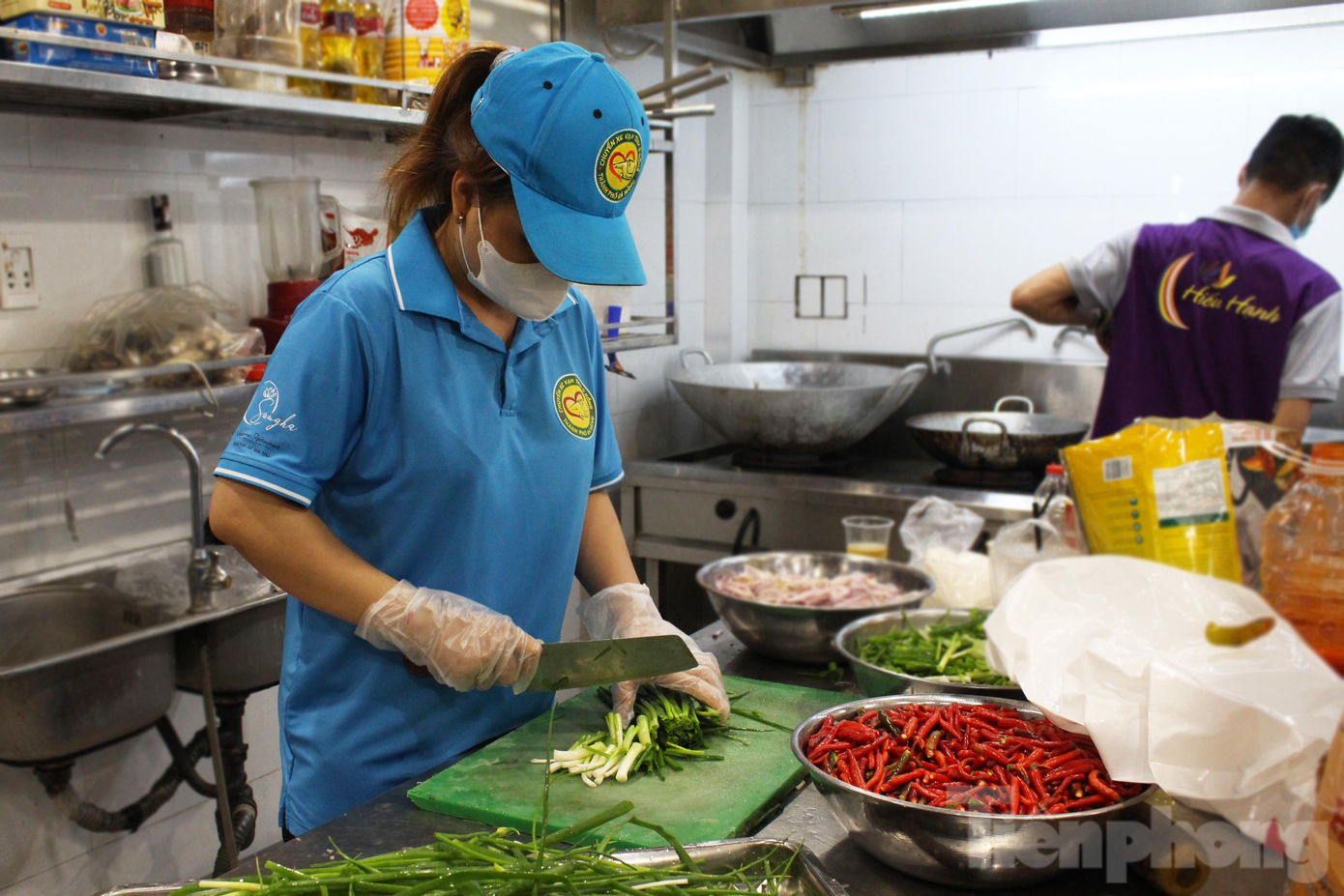 Hai hôm nay, Tú cùng các thành viên trong CLB kho cá để kịp cho chuyến hàng sắp tới. Cuối mỗi buổi, Tú lại vận chuyển các thùng cá kho về trữ ở kho lạnh của cửa hàng. “Mùa dịch, hàng hóa vận chuyển khó, kho lạnh cũng bỏ không. Vì vậy, tôi đã đề xuất tập kết thực phẩm cần cấp đông ở tiệm của mình, vừa tiện bảo quản, vừa tiết kiệm chi phí. Mỗi người góp chút sức để san sẻ với những hoàn cảnh khó khăn ở TP Hồ Chí Minh”, Tú nói.