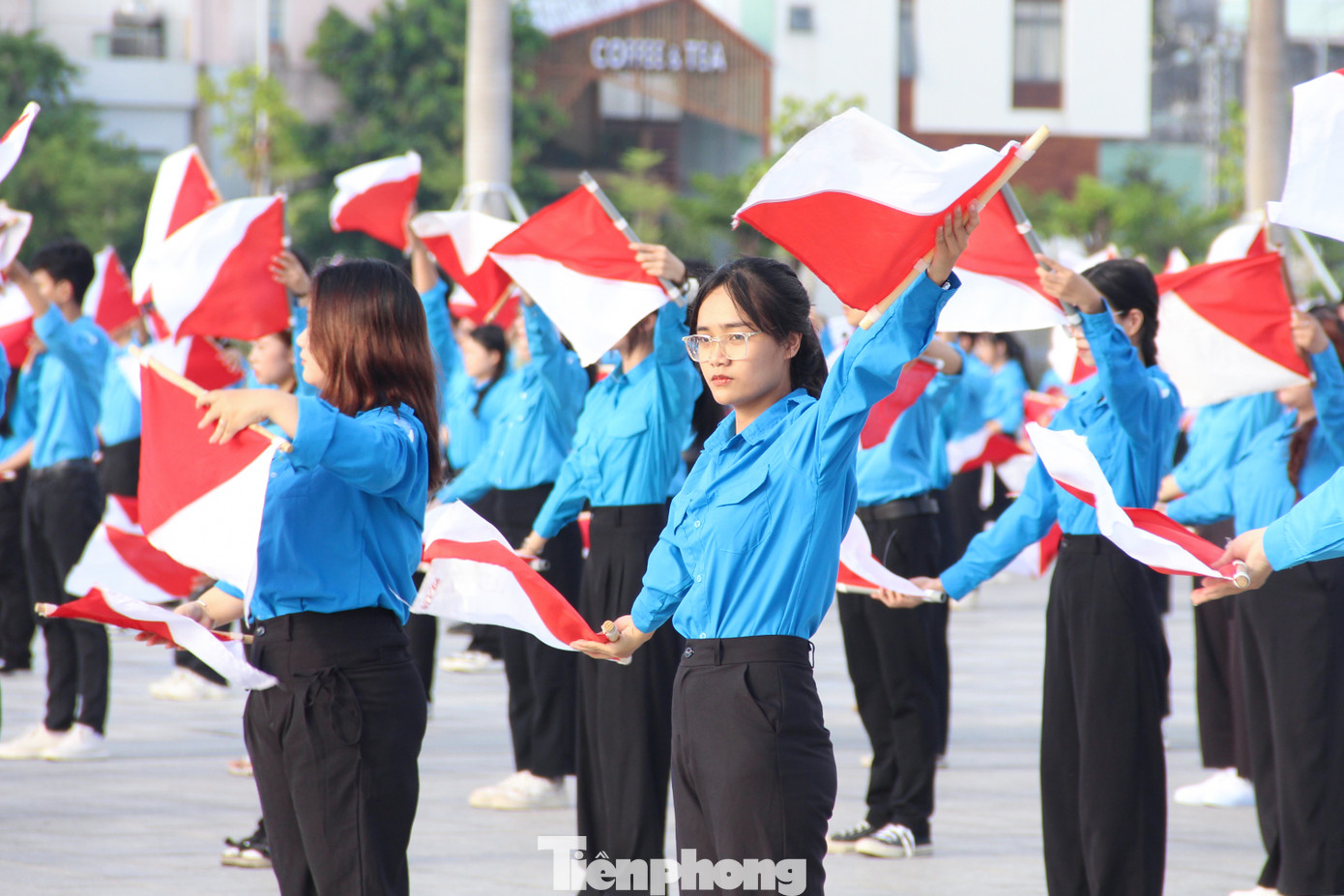 Tham gia đội hình xếp chữ ĐÀ NẴNG, em Lê Thị Phương Thảo (phường Hải Châu 1, quận Hải Châu) cùng các đồng nghiệp của mình tích cực tham gia các buổi tập luyện để có thể thể hiện tốt nhất màn đồng diễn.