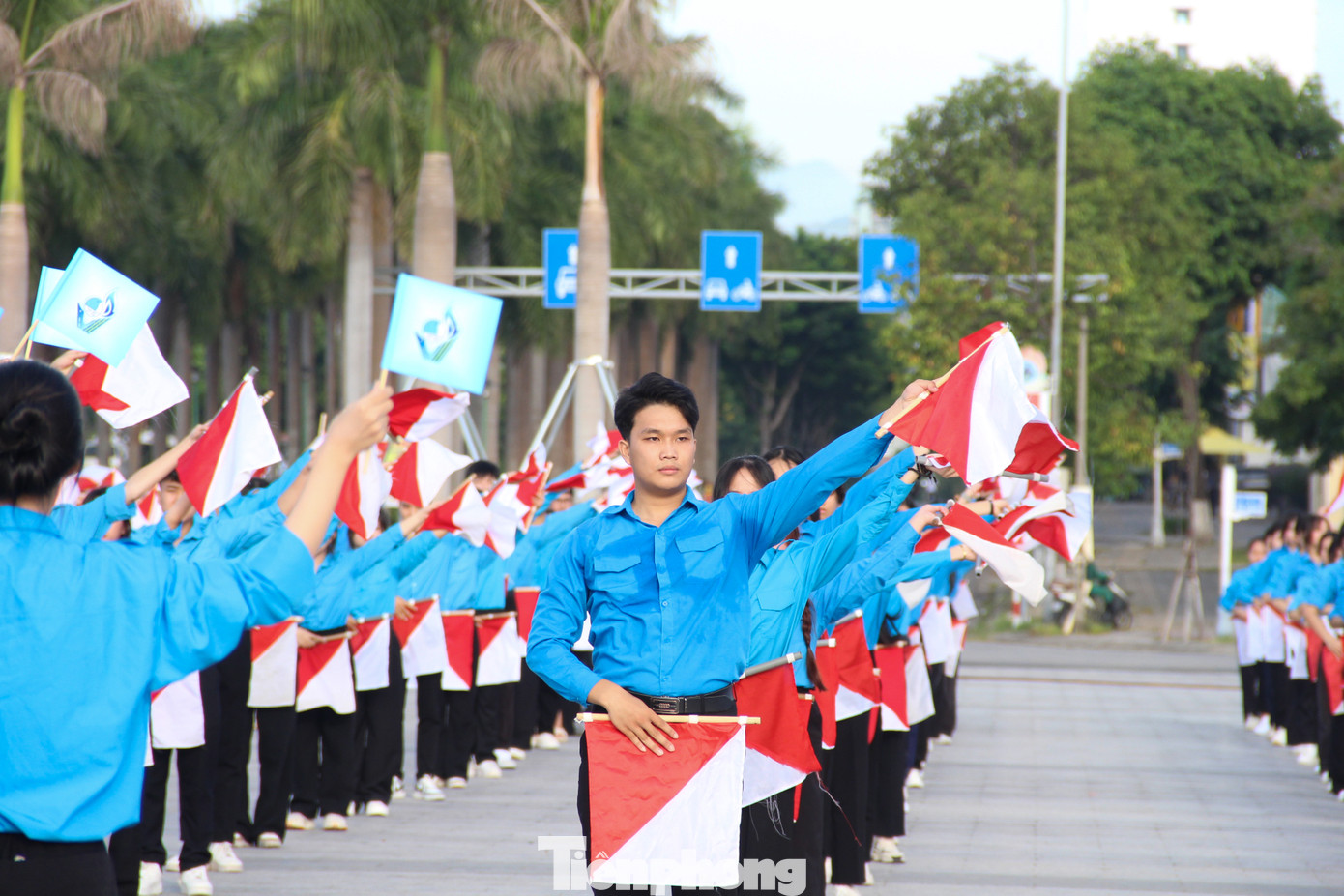 Tham gia đội hình xếp chữ ĐÀ NẴNG, em Lê Thị Phương Thảo (phường Hải Châu 1, quận Hải Châu) cùng các đồng nghiệp của mình tích cực tham gia các buổi tập luyện để có thể thể hiện tốt nhất màn đồng diễn.