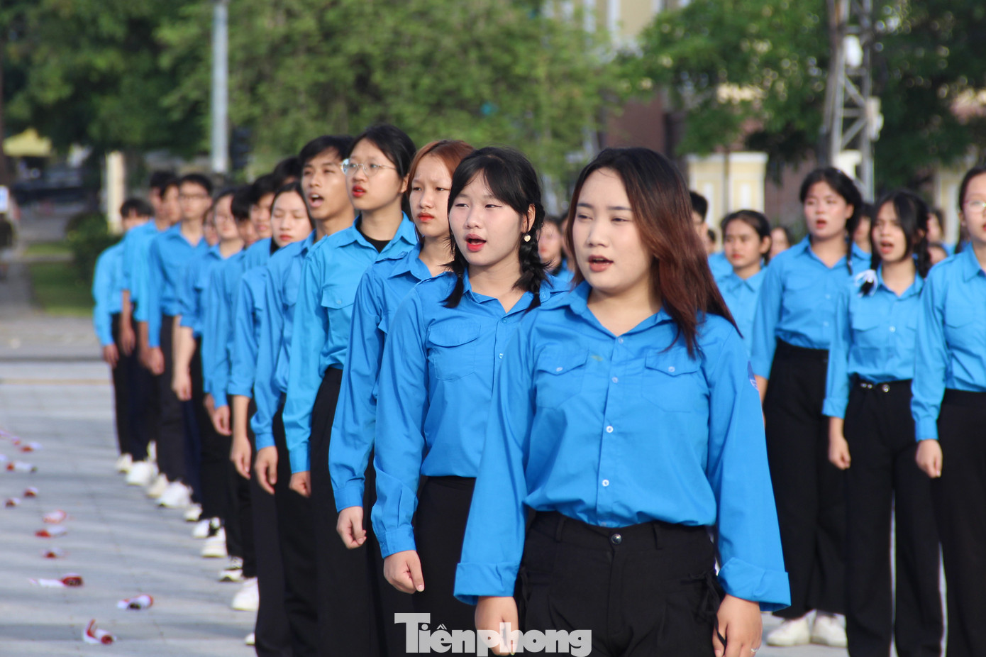 Trong không khí trang nghiêm, đầy tự hào, 1.000 thanh niên tham gia đồng diễn làm lễ chào cờ ở khu vực Quảng trường 29/3.