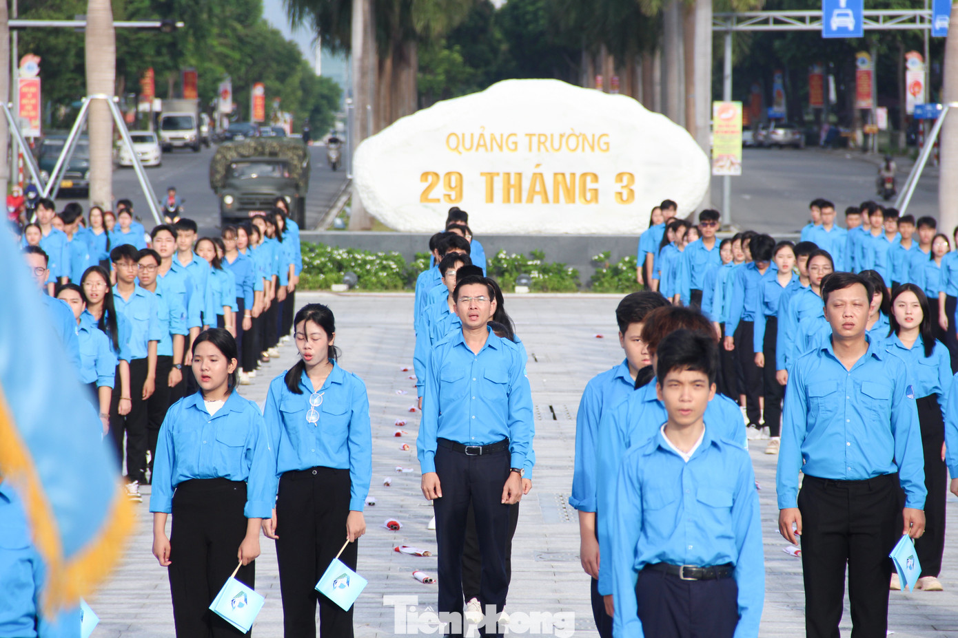 Trong không khí trang nghiêm, đầy tự hào, 1.000 thanh niên tham gia đồng diễn làm lễ chào cờ ở khu vực Quảng trường 29/3.