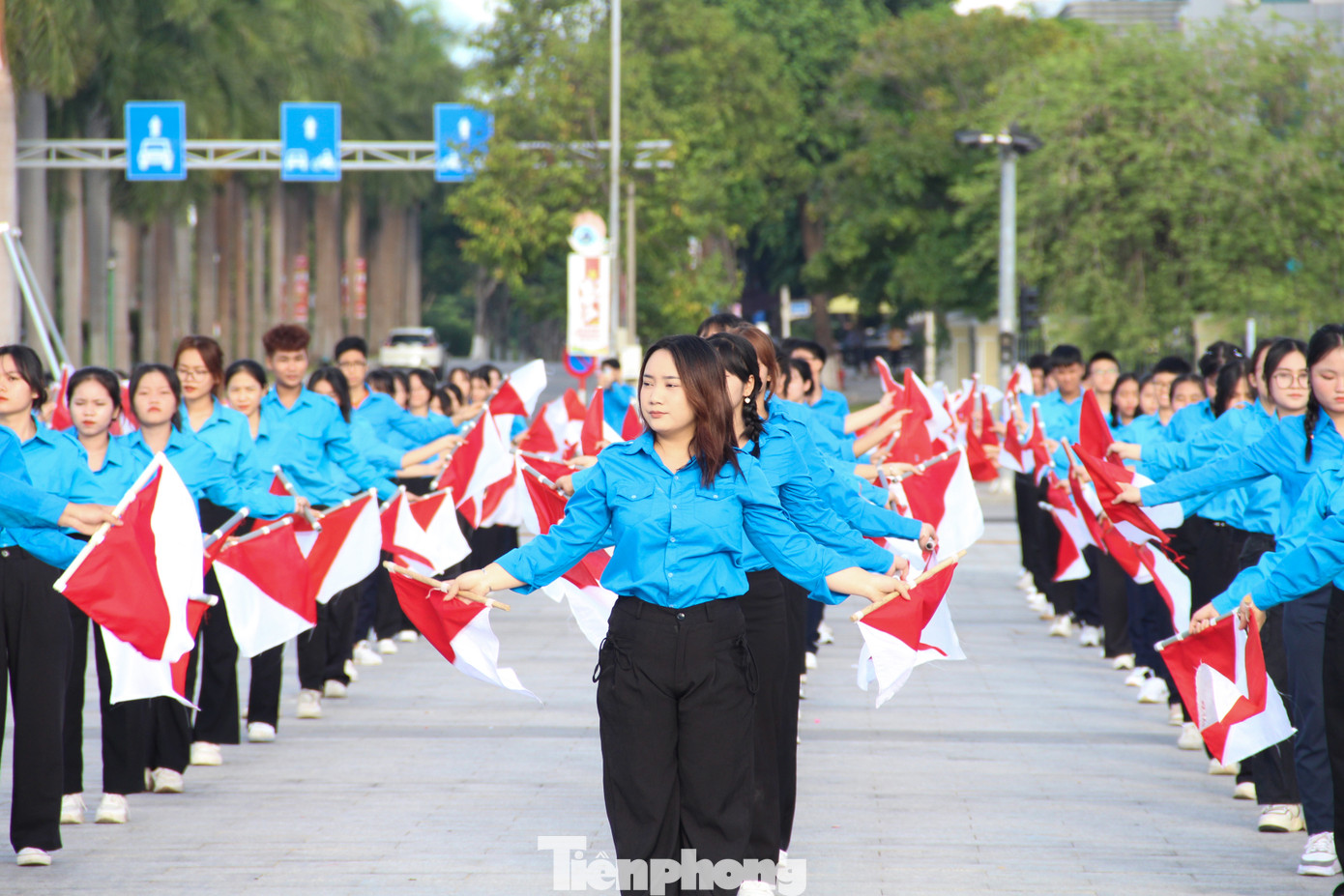 Tham gia đội hình xếp chữ ĐÀ NẴNG, em Lê Thị Phương Thảo (phường Hải Châu 1, quận Hải Châu) cùng các đồng nghiệp của mình tích cực tham gia các buổi tập luyện để có thể thể hiện tốt nhất màn đồng diễn.