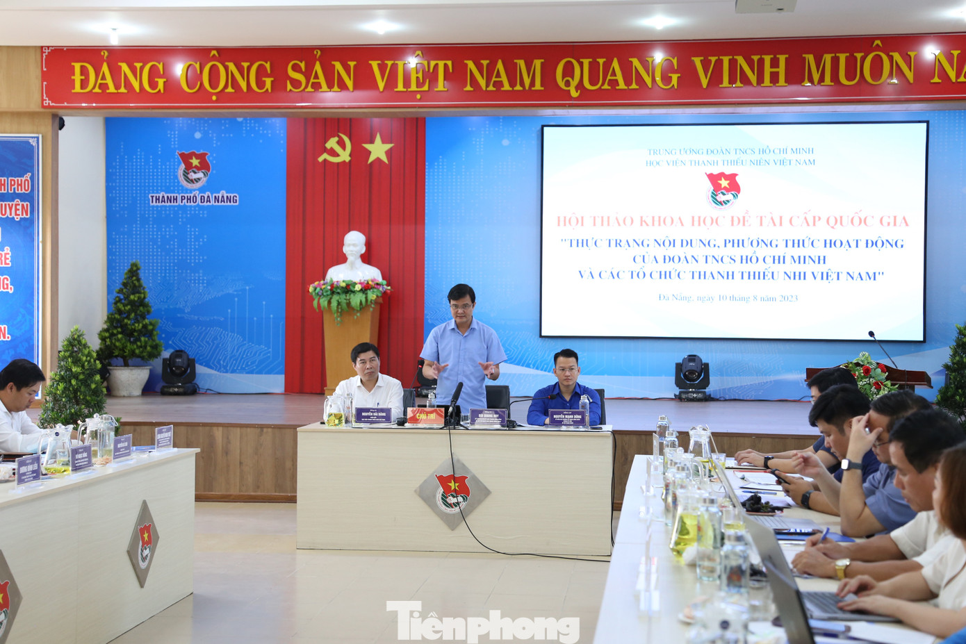 Anh Bùi Quang Huy - Ủy viên Dự khuyết BCH T.Ư Đảng, Bí thư thứ nhất T.Ư Đoàn; TS Nguyễn Hải Đăng, Giám đốc Học viện Thanh Thiếu niên Việt Nam và anh Nguyễn Mạnh Dũng - Bí thư Thành Đoàn Đà Nẵng chủ trì Hội thảo. Ảnh: Giang Thanh Anh Bùi Quang Huy - Ủy viên Dự khuyết BCH T.Ư Đảng, Bí thư thứ nhất T.Ư Đoàn; TS Nguyễn Hải Đăng, Giám đốc Học viện Thanh Thiếu niên Việt Nam và anh Nguyễn Mạnh Dũng - Bí thư Thành Đoàn Đà Nẵng chủ trì Hội thảo. Ảnh: Giang Thanh