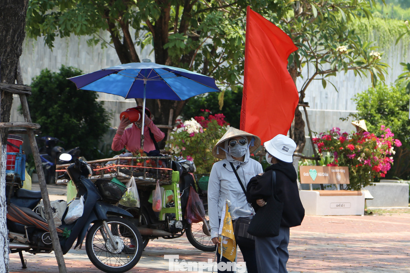 Các hướng dẫn viên du lịch cũng trang bị đầy đủ đồ chống nắng khi dẫn tour tham quan các điểm du lịch xung quanh khu vực trung tâm Đà Nẵng. Theo dự báo, trong 24h đến 48h tới, TP Đà Nẵng vẫn tiếp tục xảy ra nắng nóng gay gắt, có nơi đặc biệt gay gắt với nền nhiệt cao nhất đạt 37 - 40°C, có nơi trên 40°C; tình trạng nắng nóng có thể kéo dài đến hết kỳ nghỉ lễ.