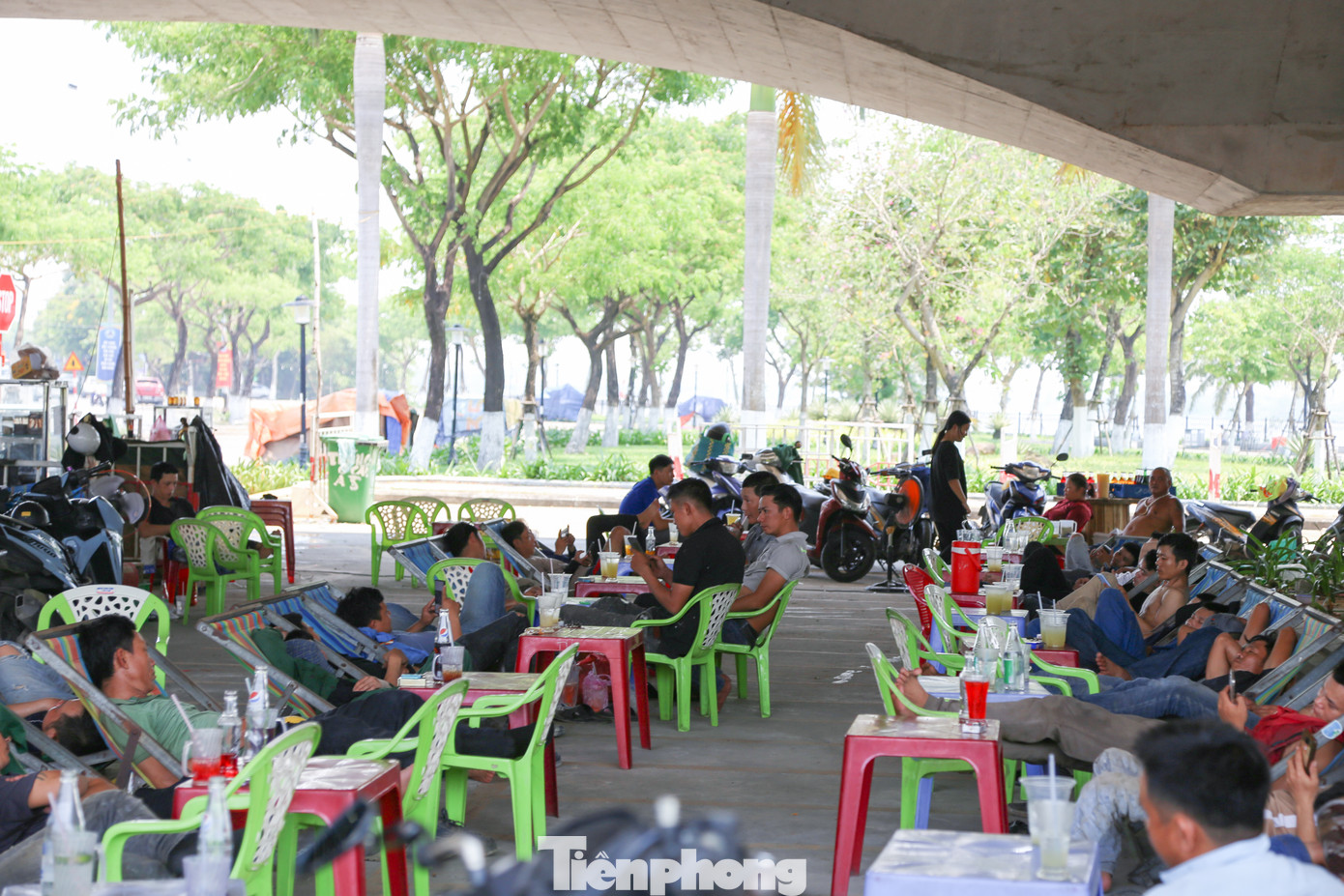Những quán nước ở khu vực chân cầu Trần Thị Lý (quận Sơn Trà) được đông đảo công nhân, người lao động lựa chọn để ngả lưng buổi trưa, tránh thời điểm nắng gay gắt nhất trong ngày.