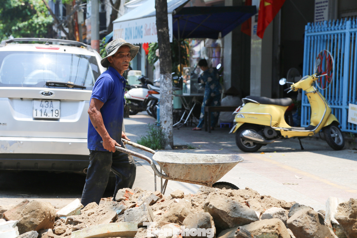 Giữa nắng nóng gay gắt, người lao động tự do ở Đà Nẵng vẫn phải chật vật vừa mưu sinh, vừa chống chọi với cái nắng như đổ lửa.