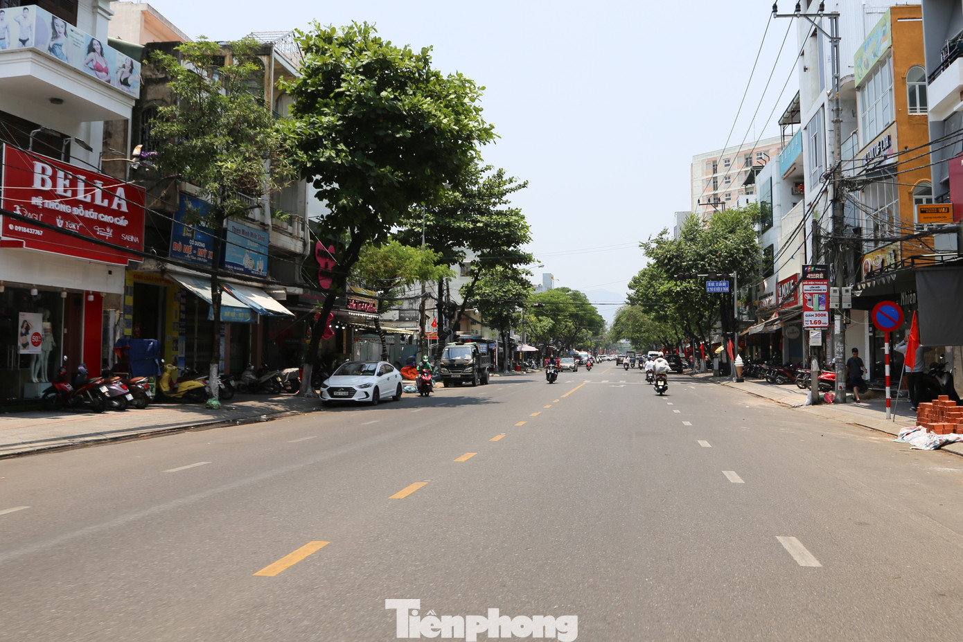 Thời tiết nắng nóng khiến đa phần người dân ngại ra đường sau khoảng 11h30. Các tuyến đường vốn đông đúc như Hùng Vương, Lê Duẩn, Nguyễn Văn Linh, Ngô Quyền... cũng thưa thớt hơn thường ngày. "Nắng nóng như thế này, phải "cực chẳng đã" mới phải ra đường vào giờ trưa. Tôi bịt 2 lớp khẩu trang, quần áo chống nắng, chân váy chống nắng mà vẫn thấy nóng rát. Kinh khủng nhất là gặp ngã tư đèn đỏ phải chờ đợi hơn 1 phút dưới nắng", chị Hoàng Thị Thu (quận Sơn Trà) than thở.