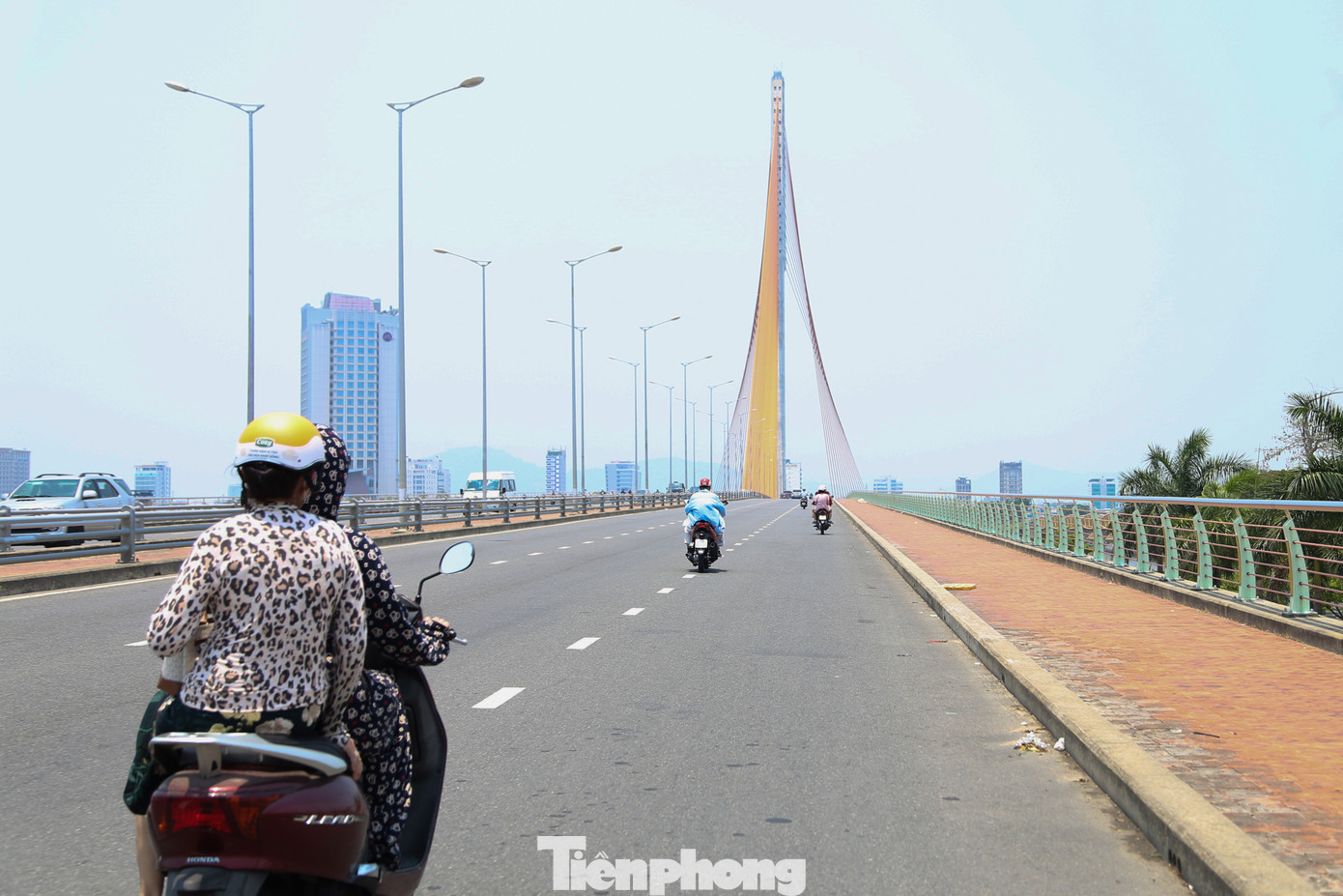 Thời tiết nắng nóng khiến đa phần người dân ngại ra đường sau khoảng 11h30. Các tuyến đường vốn đông đúc như Hùng Vương, Lê Duẩn, Nguyễn Văn Linh, Ngô Quyền... cũng thưa thớt hơn thường ngày. "Nắng nóng như thế này, phải "cực chẳng đã" mới phải ra đường vào giờ trưa. Tôi bịt 2 lớp khẩu trang, quần áo chống nắng, chân váy chống nắng mà vẫn thấy nóng rát. Kinh khủng nhất là gặp ngã tư đèn đỏ phải chờ đợi hơn 1 phút dưới nắng", chị Hoàng Thị Thu (quận Sơn Trà) than thở.