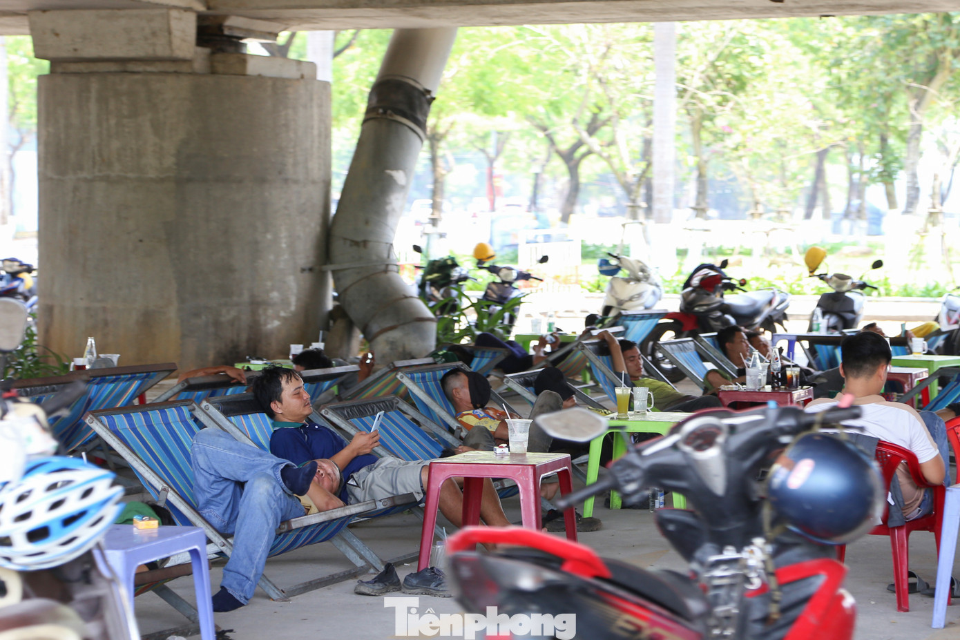Những quán nước ở khu vực chân cầu Trần Thị Lý (quận Sơn Trà) được đông đảo công nhân, người lao động lựa chọn để ngả lưng buổi trưa, tránh thời điểm nắng gay gắt nhất trong ngày.