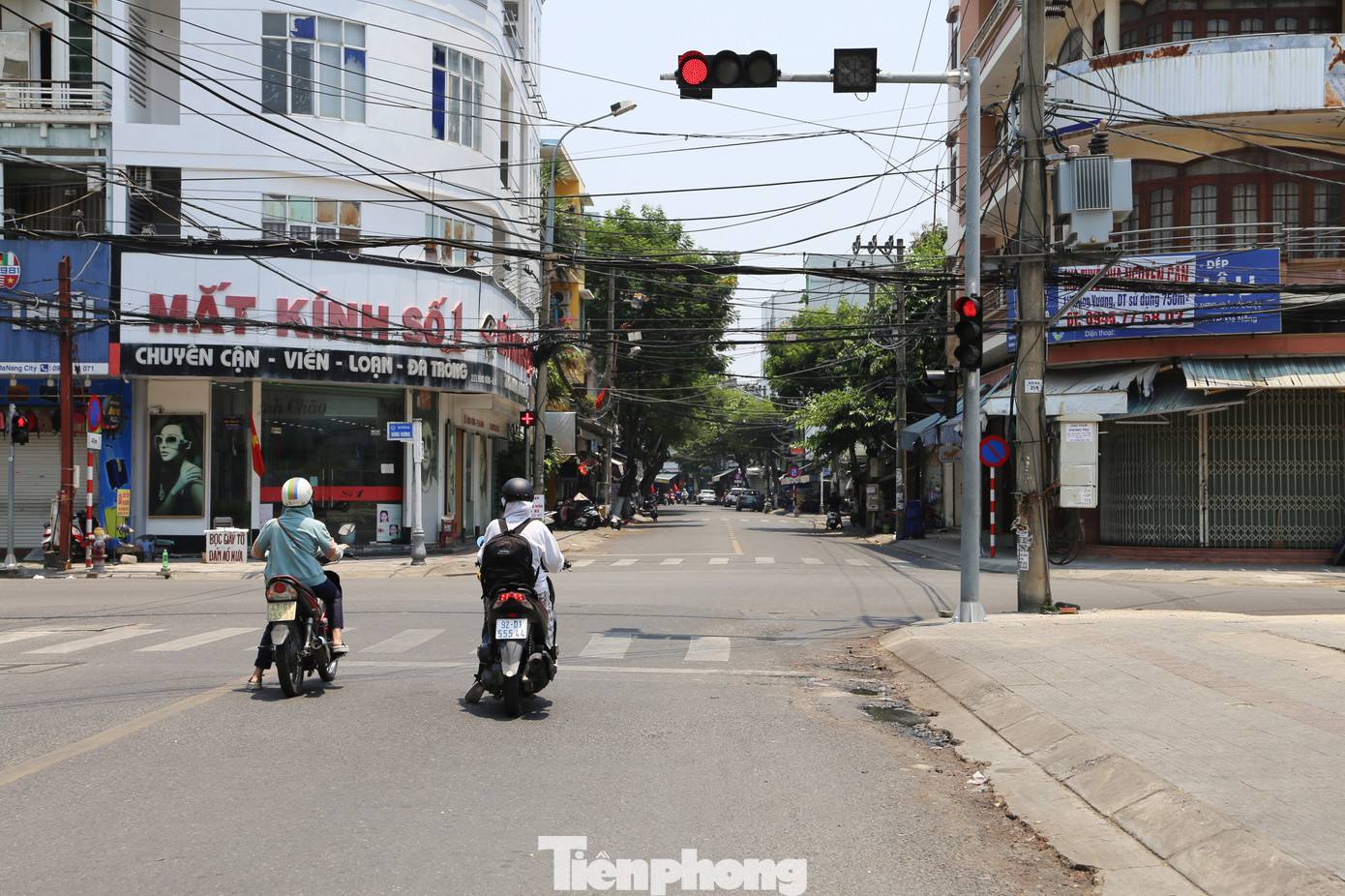 Thời tiết nắng nóng khiến đa phần người dân ngại ra đường sau khoảng 11h30. Các tuyến đường vốn đông đúc như Hùng Vương, Lê Duẩn, Nguyễn Văn Linh, Ngô Quyền... cũng thưa thớt hơn thường ngày. "Nắng nóng như thế này, phải "cực chẳng đã" mới phải ra đường vào giờ trưa. Tôi bịt 2 lớp khẩu trang, quần áo chống nắng, chân váy chống nắng mà vẫn thấy nóng rát. Kinh khủng nhất là gặp ngã tư đèn đỏ phải chờ đợi hơn 1 phút dưới nắng", chị Hoàng Thị Thu (quận Sơn Trà) than thở.