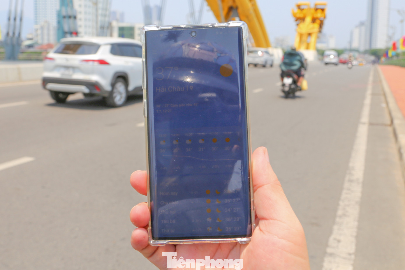 Nhiệt độ đo được tại cầu Rồng thời điểm khoảng 12h20 là 37°C nhưng "cảm giác thực tế như 45°C". Các chuyên gia khuyến cáo tình trạng nắng nóng này có thể gây tình trạng mất nước, kiệt sức, đột quỵ do sốc nhiệt đối với cơ thể người khi tiếp xúc lâu với nền nhiệt độ cao.